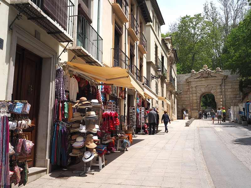 al fond, Puerta de las Granadas