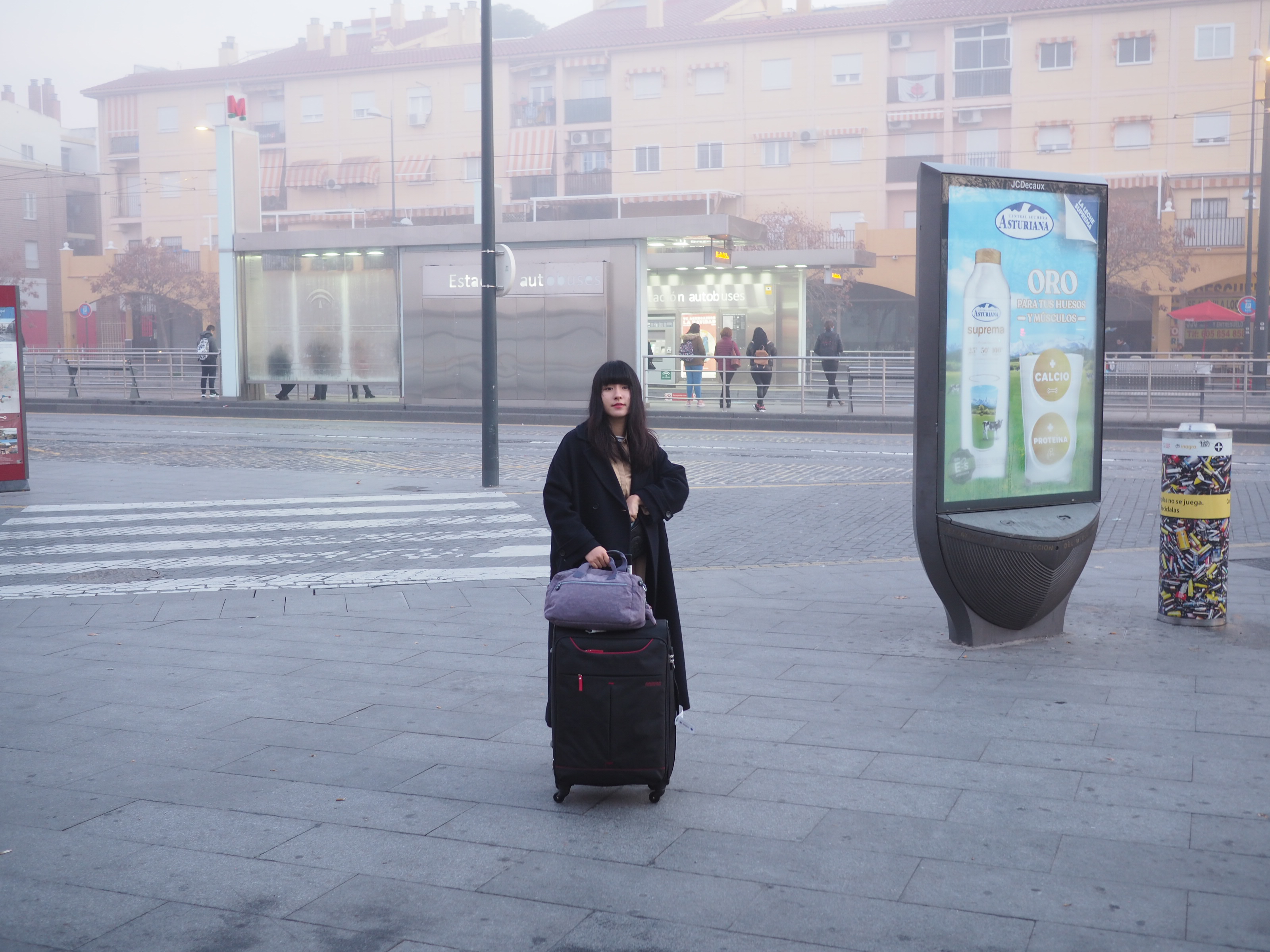 Plaza de la estación de bus está cubierta de niebla