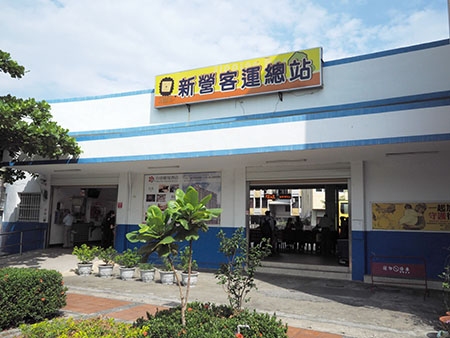 新営駅のバスターミナル