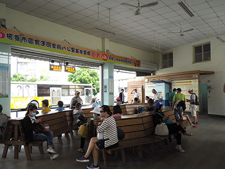 新営駅のバスターミナル