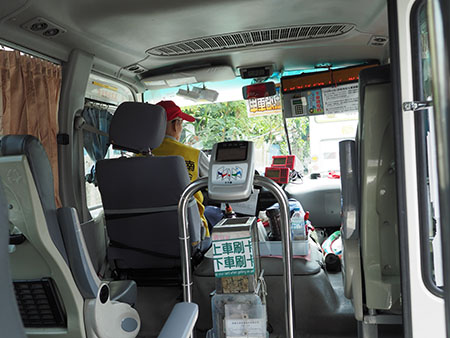バス車内