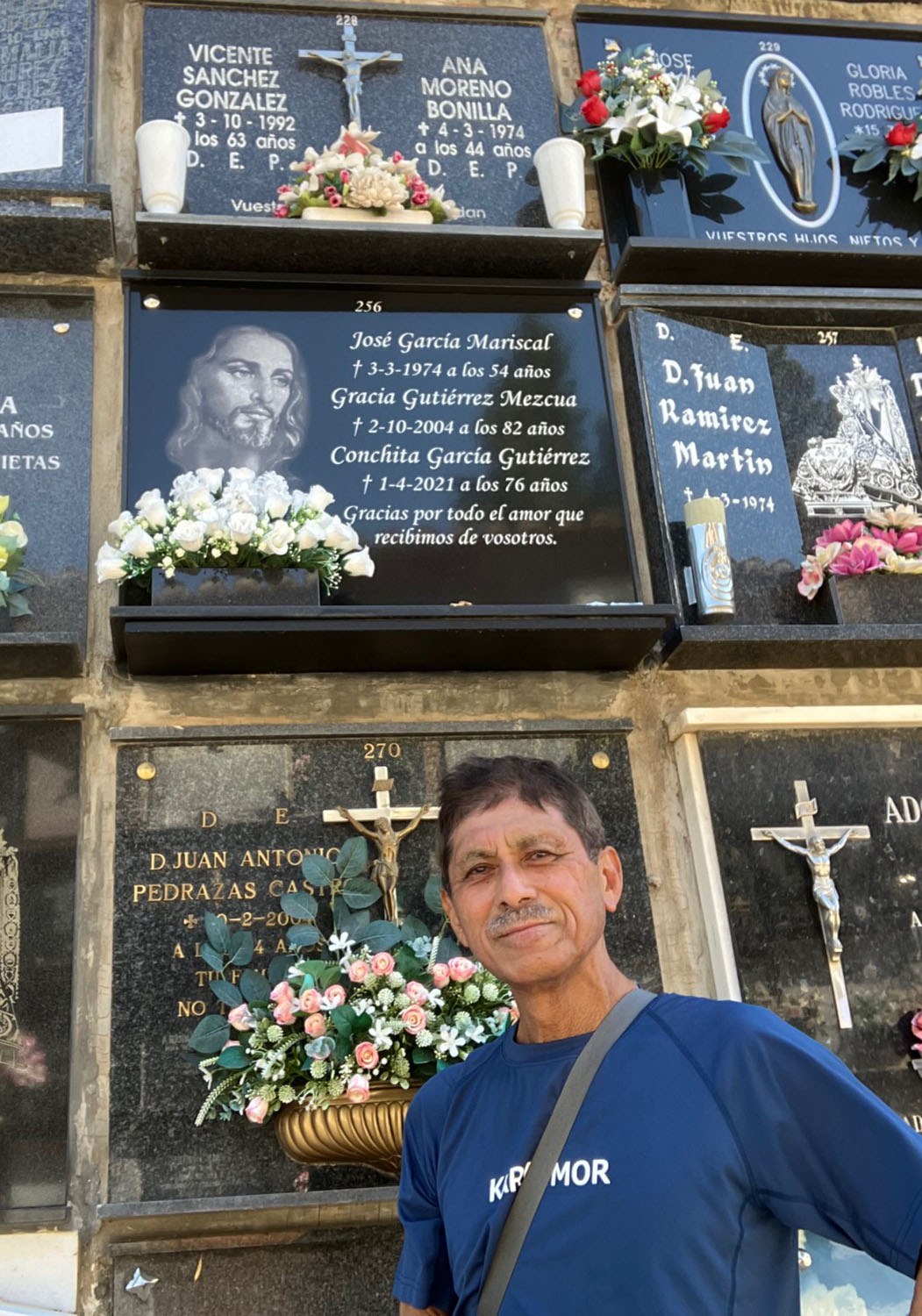 コンチのお墓の前で